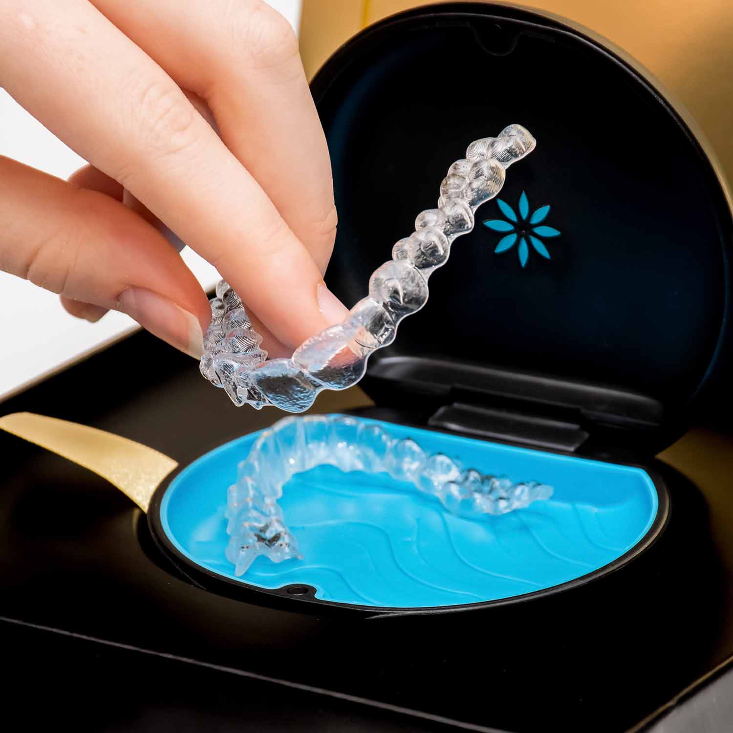 Niềng răng trong suốt invisalign và những điều cần biết